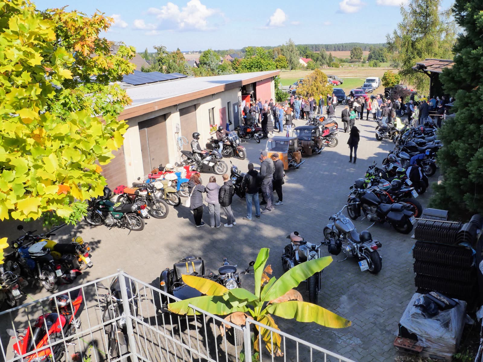 Motorrad-Hof-Event bei Hofmann Motorrad mit vielen Maschinen und Besuchern