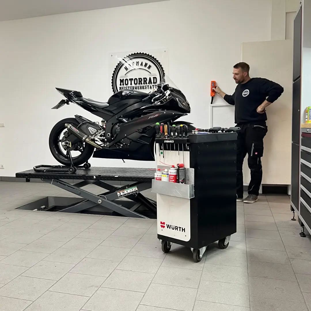 Yamaha R6 auf der Hebebühne in der Werkstatt