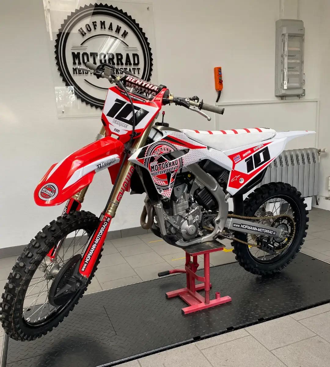 Custom-Motocross #10 im Hofmann-Design in der Werkstatt