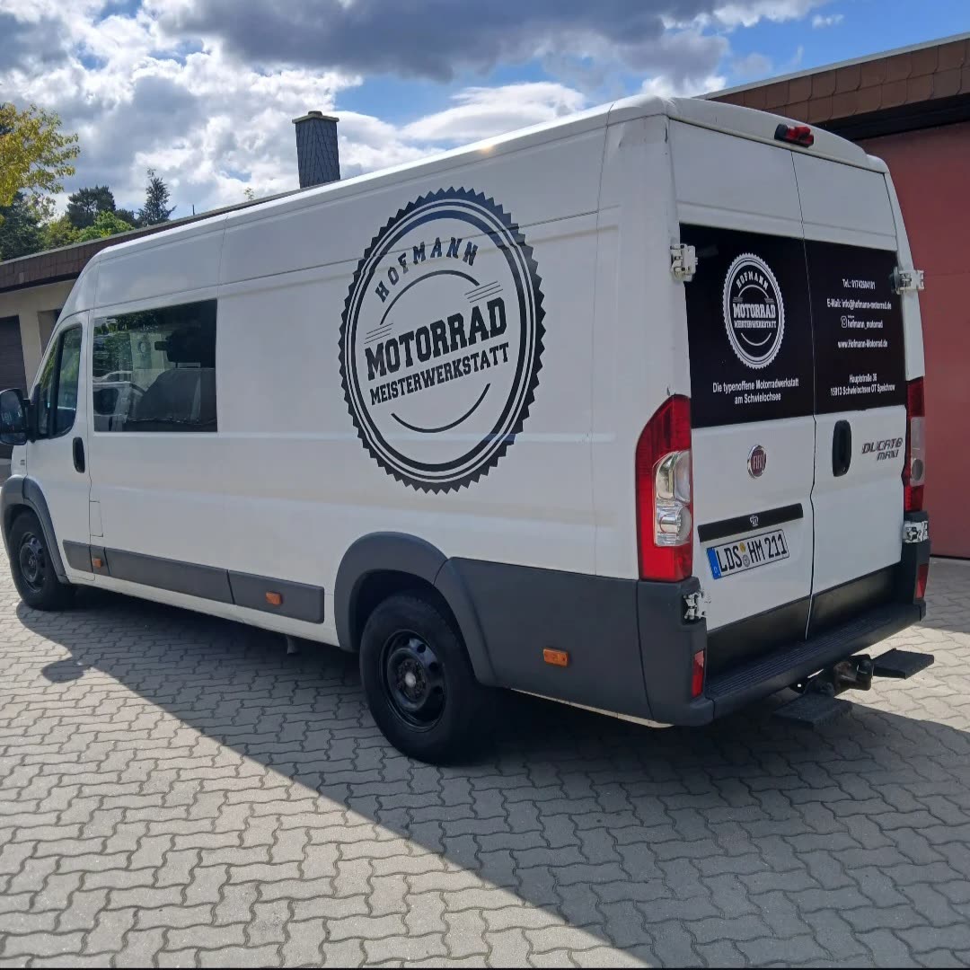 Florian Hofmann bei der Arbeit an einem Motorrad