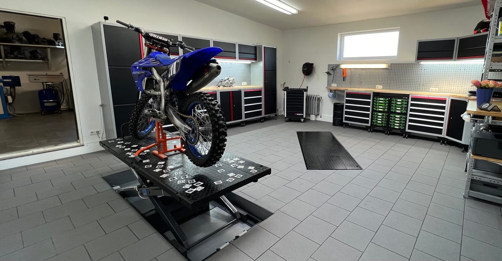 Motorrad auf der Hebebühne in der Werkstatt